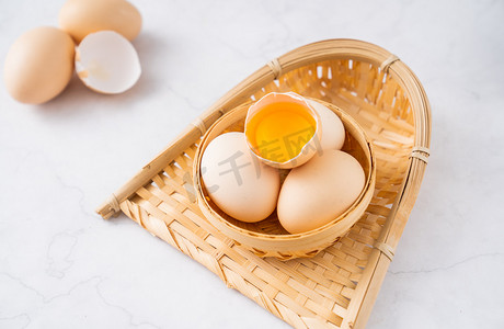 鲜蛋鸡蛋蛋黄食品食材摄影图配图