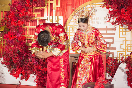 中式婚礼摄影照片_新娘结婚秀禾中式嫁娶鞠躬摄影图配图
