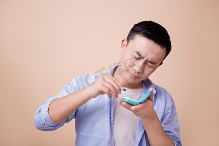 感冒发烧生病吃药难受摄影图配图