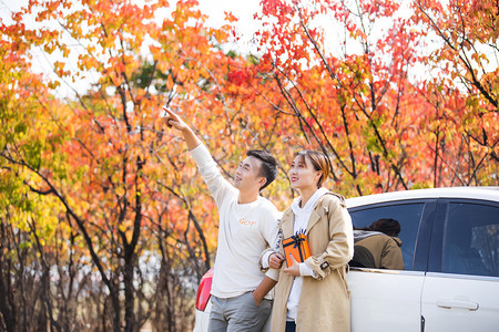 旅游夫妻摄影照片_自驾游情侣出游旅游秋季摄影图配图