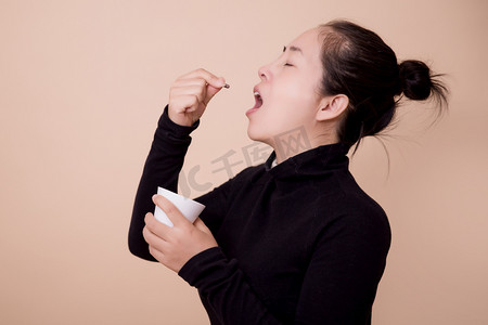 感冒吃药生病难受病人摄影图配图