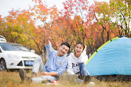 自驾出游摄影照片_自驾游情侣人像旅游秋季摄影图配图