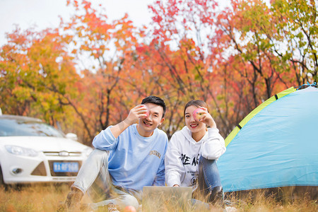 度假旅游出游情侣秋季摄影图配图