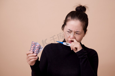 鼻塞感冒生病难受吃药摄影图配图