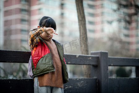 伤心孤独哭泣小女孩人物摄影图配图