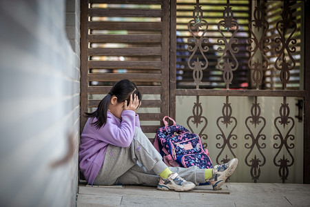 伤心孤独一个人小女孩人像摄影图配图