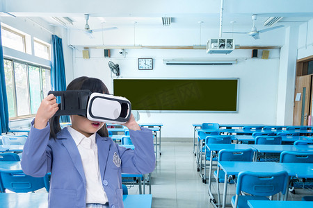 学校科技摄影照片_未来科技体验VR互动VR眼镜工智能摄影图配图