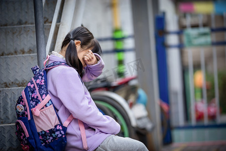 难过的女孩摄影照片_人像小女孩好的伤心无助摄影图配图