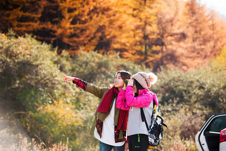 旅游秋季出游自驾游人像摄影图配图
