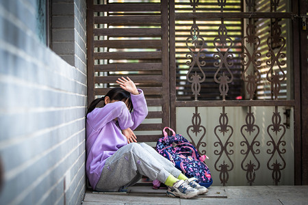 国际小孩摄影照片_人物女孩恐惧校园暴力害怕摄影图配图