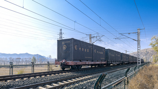 ktv海报素材摄影照片_铁路货车上午车厢秋季素材摄影图配图