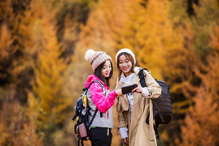 闺蜜旅行摄影照片_旅行旅游深秋旅游人像生活方式摄影图配图