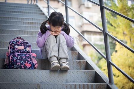 学生女孩孤独伤心落寞摄影图配图