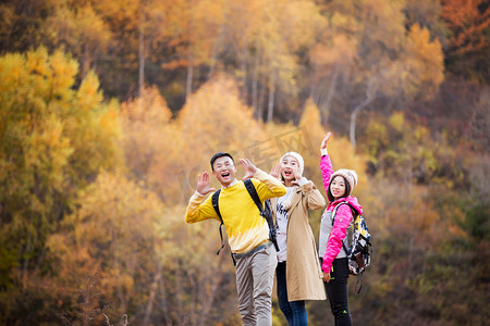 旅游夫妻摄影照片_旅游旅行人像深秋旅游生活方式摄影图配图