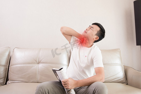 脊椎特效摄影照片_颈椎脊椎疼痛生病男性摄影图配图
