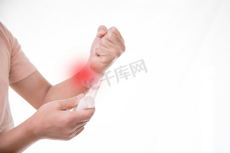 手腕男性受伤疼痛手部疼痛摄影图配图