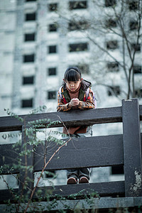 难过伤心一个人小女孩孤独摄影图配图