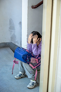 国际小孩摄影照片_学生人像孤独伤心校园暴力摄影图配图