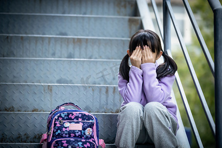 配图抑郁孤独无助一个人小女孩摄影图配图人物学生孤独伤心校园暴力