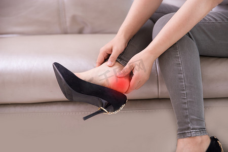 女性脚疼脚高跟鞋疼痛摄影图配图