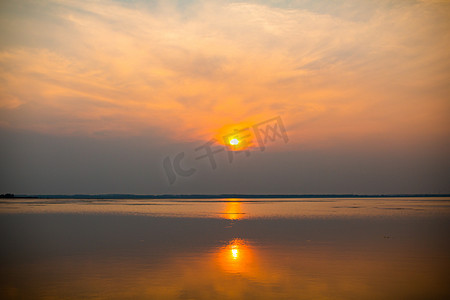 海上太阳摄影照片_景色傍晚黄昏日落时分的海面日落海面无摄影图配图