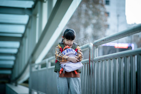 孤独伤心留守儿童小女孩一个人摄影图配图