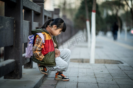 儿童人物留守儿童孤独抑郁摄影图配图