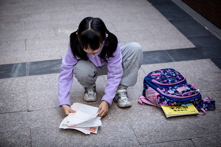 小女孩无助校园暴力可怜孤独摄影图配图