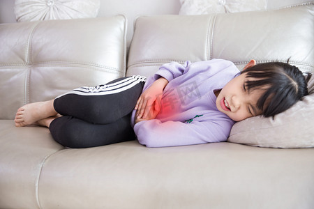 胃难受摄影照片_小女孩生病疼痛胃疼难受摄影图配图