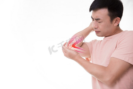男性受伤疼痛关节按摩摄影图配图