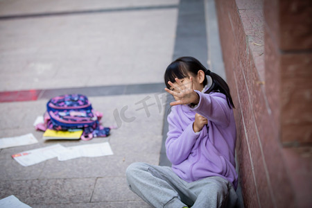 国际人物摄影照片_人物小女孩校园暴力恐惧抑郁摄影图配图