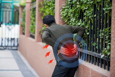 腰疼男性腰间盘突出腰酸背痛疼痛摄影图配图个人vip和企业vip免费下载