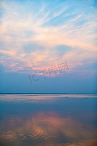 戴红领巾的太阳摄影照片_自然环境白天日落海面户外无摄影图配图