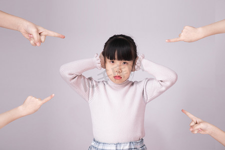 女孩伤心摄影照片_人像小女孩抑郁校园暴力指责摄影图配图