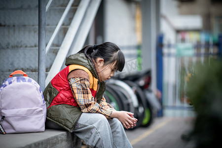 儿童学生孤独抑郁留守儿童摄影图配图