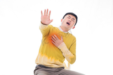 男性生病心脏病胸口疼痛难受摄影图配图