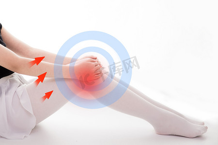 膝盖胀痛摄影照片_女孩受伤膝盖疼痛关节摄影图配图