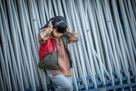 小女孩一个人人物抑郁烦躁摄影图配图