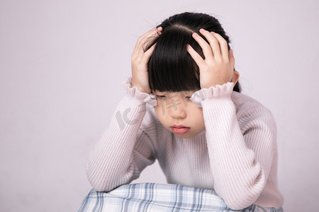 心里战术摄影照片_暴力伤心人物形象女孩孤单摄影图配图