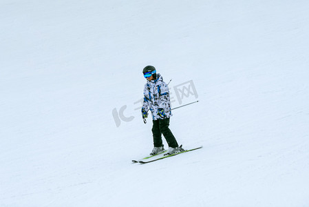 运动滑雪健身上午滑雪冬季素材摄影图配图