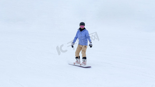 滑雪场图摄影照片_滑雪上午滑雪冬季素材摄影图配图