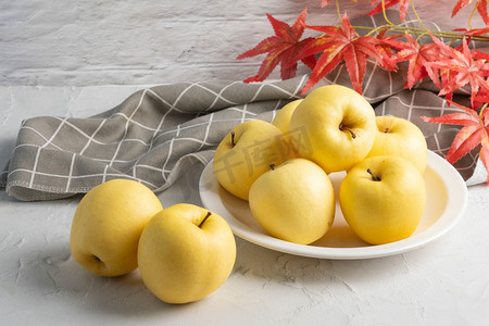 水果白天黄苹果室内瓜果摄影图配图