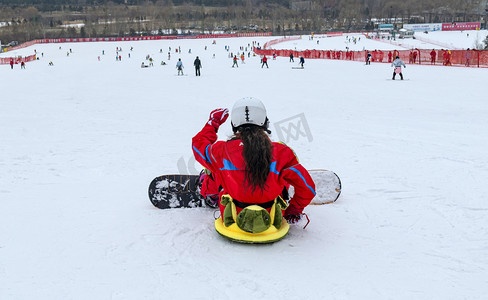 内蒙古冬季摄影照片_人物滑板雪场上午人物冬季素材摄影图配图