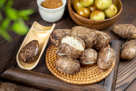 美食q版人物摄影照片_香甜软糯美食营养熟芋头摄影图配图