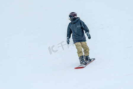 单人运动摄影照片_运动滑雪单人上午滑雪冬季素材摄影图配图