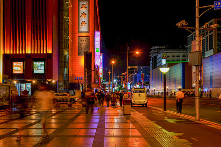 北京街道摄影照片_晚上街道城市走动摄影图配图