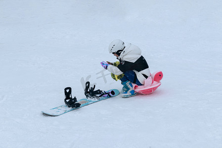 冰雪滑板人物上午人物冬季素材摄影图配图