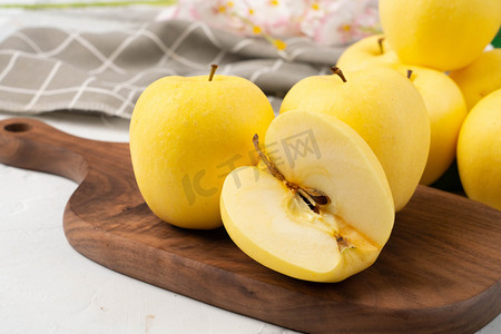 水果白天黄苹果室内果实摄影图配图
