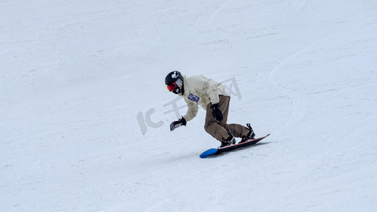呼和浩特市景摄影照片_单人滑雪上午滑雪冬季素材摄影图配图