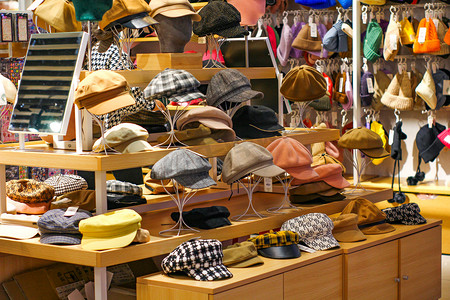 商场室内帽子消费女性摄影图配图
